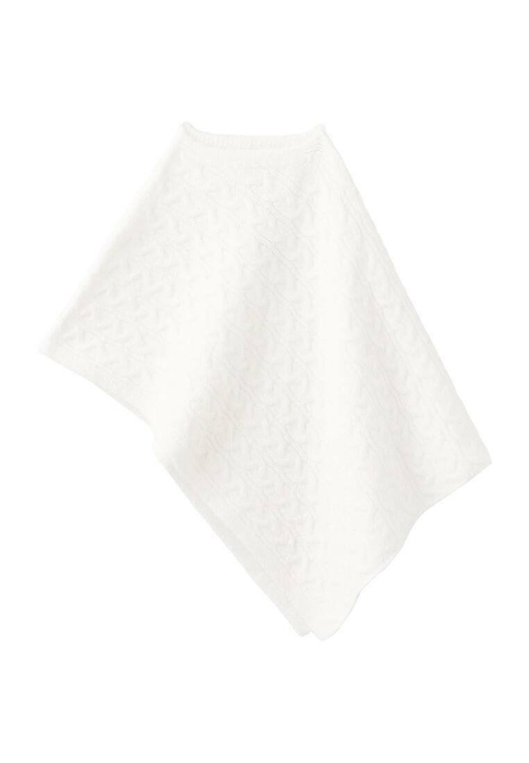 Hvid strikket poncho med mønstret struktur og ujævn kant, designet til en afslappet pasform. Blødt, letvægtsstof.