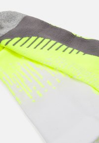 ASICS PERFORMANCE RUN CREW UNISEX - Sportske čarape - safety yellow