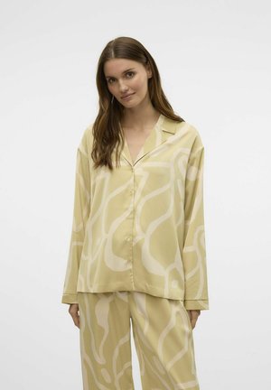 Conjunto de pijama en amarillo claro con un patrón abstracto en crema. Camisa de botones con cuello y mangas largas, combinada con pantalones de pierna ancha.