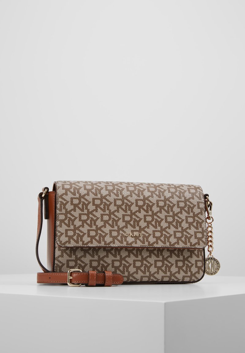 DKNY BRYANT FLAP CROSSBODY Across body bag chino / caramel/beige