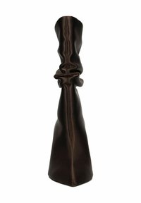 Botte en cuir marron avec un haut ample, un bout pointu et des coutures visibles, présentant une texture lisse et un design effilé.