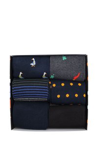 Set van zes paar sokken met verschillende ontwerpen: eenden, strepen, stippen en effen kleuren, in tinten marineblauw, grijs en zwart.