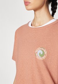 Patagonia UNITY FITZ EASY CUT RESPONSIBILI-TEE - T-shirts med print - sienna clay