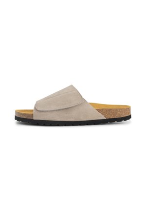 Graue Slipper-Sandale aus Wildleder mit verstellbarem breitem Riemen, Korkfußbett und schwarzer, strukturierter Gummisohle, seitlich dargestellt.