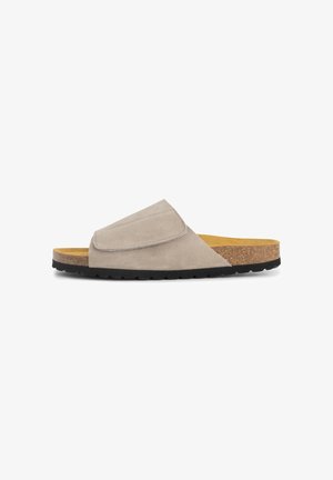 Graue Slipper-Sandale aus Wildleder mit verstellbarem breitem Riemen, Korkfußbett und schwarzer, strukturierter Gummisohle, seitlich dargestellt.