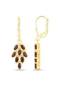 Boucles d'oreilles en ton or avec des pierres de grenat taillées en marquise dans un design de feuille sur une boucle et un sertissage rectangulaire sur l'autre.