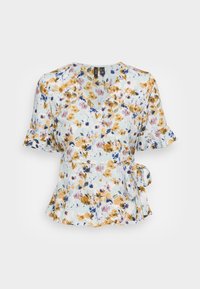 Blusa a maniche corte arruffate con motivo floreale, con fiocco laterale e una combinazione di fiori beige, blu, rosa e verdi su uno sfondo azzurro chiaro.