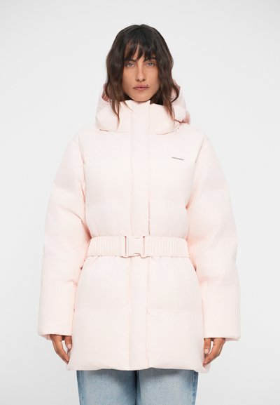 Chaqueta acolchada en rosa claro con un diseño acolchado, capucha de gran tamaño y una cintura ancha con cinturón. Tiene bolsillos laterales y un detalle de logo.