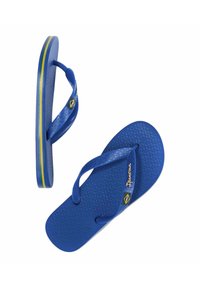 Blauwe flip-flops met textuur rubberen banden en voetbed; met gele en groene accenten op de zool en logodetail.