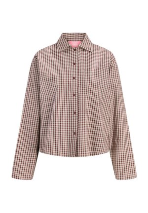 Chemise à manches longues boutonnée avec motif à carreaux rouge, blanc et marron et une poche poitrine, présentée sur fond blanc.