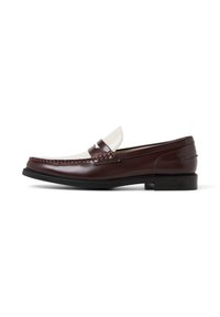Brauner Lederloafer mit einem weißen Leder-Vamp, ausgestattet mit einem geflochtenen Detail und einer niedrigen schwarzen Sohle. Glatte Textur und klassischer Schnitt.
