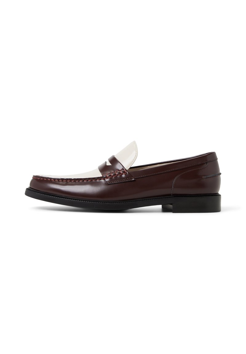 Brauner Lederloafer mit einem weißen Leder-Vamp, ausgestattet mit einem geflochtenen Detail und einer niedrigen schwarzen Sohle. Glatte Textur und klassischer Schnitt.