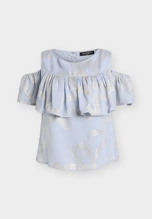 Svetlomodrá blúzka s odkrytými ramenami so strieborným metalickým vzorom listov a volánovým prekrytím cez prsia a rukávy.