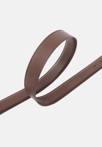 Cinturón de cuero marrón con una textura suave, diseño plano y bordes redondeados. Presenta una única fila de agujeros para ajustes.