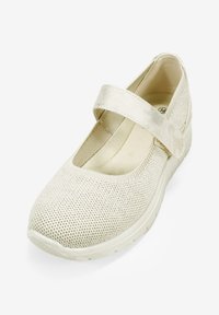 Zapato Mary Jane beige claro con parte superior de malla texturizada, una correa metálica, punta redondeada y una suela acolchada para mayor comodidad.