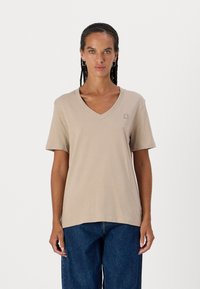 Calvin Klein Jeans BADGE V NECK TEE - Základné tričko - goat
