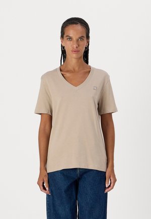 BADGE V NECK TEE - Paprasti marškinėliai - goat