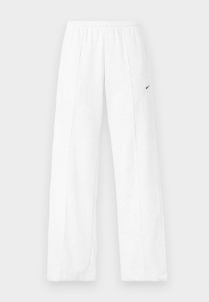 Άσπρο παντελόνι φόρμας με ελαστική ζώνη μέσης και μαύρο λογότυπο Nike Swoosh στον αριστερό μηρό, που παρουσιάζεται σε απλό φόντο.