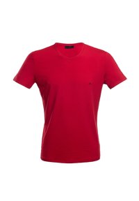 Czerwona bawełniana koszulka z dekoltem w serek, krótki rękaw i małe logo po lewej stronie. Gładka tekstura i regularny krój.