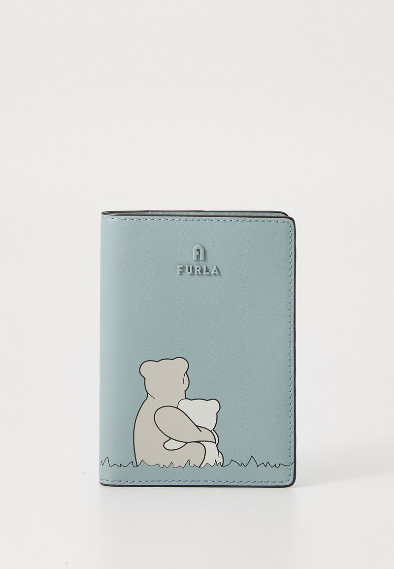Gai zilu ādas maciņš ar grafiku, kur divi lāči apskāvušies apakšā, melnas malas un Furla logo augšpusē.