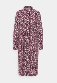 Lila blommig klänning med långa ärmar, knapp-up krage och bälte i midjan. Har ett vitt blommönster över hela. Tillverkad av lättviktsmaterial.