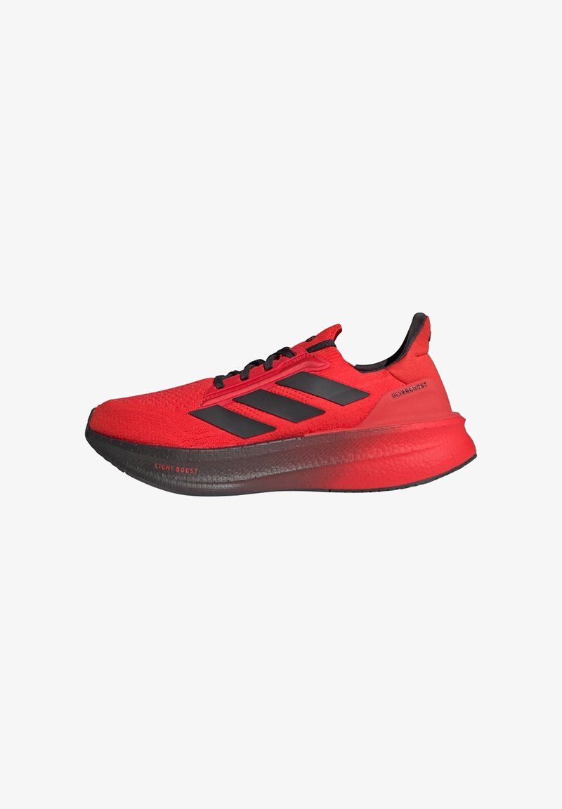Chaussure de course Adidas rouge avec des rayures noires, des lacets noirs et une semelle épaisse amortie noir et rouge.