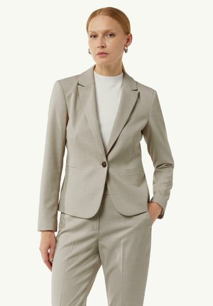 Beige maßgeschneiderter Blazer mit Reverskragen, einem Ein-Knopf-Verschluss und Fronttaschen. Hergestellt aus strukturiertem Stoff, kombiniert mit passenden Hosen.