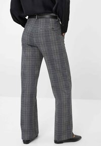 Karierte Hose mit hoher Taille, grauem Stoff, weiter Beinform und Rücktaschen. Mit einem schwarzen Gürtel und glatter Textur.