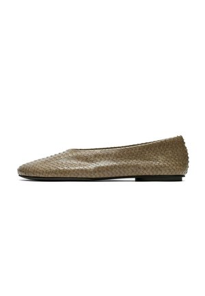 Chaussure de ballet plate beige avec un motif texturé en forme d’écailles et une semelle noire, vue de côté sur fond blanc.