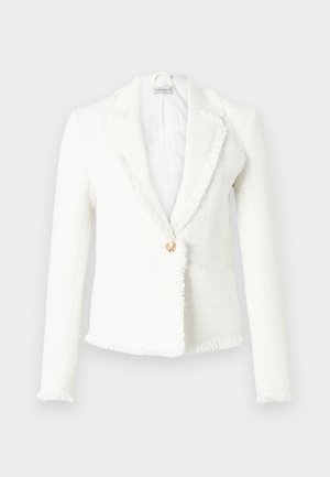 Blazer blanc en tissu texturé, présentant un bord effiloché, un seul bouton décoratif et un col à revers cranté. Comprend deux poches latérales.