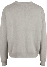 Suéter gris de punto con un corte relajado, cuello redondo y mangas largas. La tela tiene una textura suave con un sutil patrón jaspeado.
