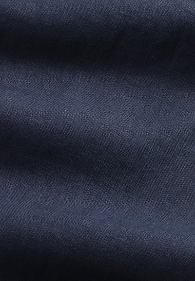 Tessuto blu navy con una texture liscia ed omogenea e una leggera lucentezza, che mostra un sottile motivo di tessitura diagonale in tutto il materiale.
