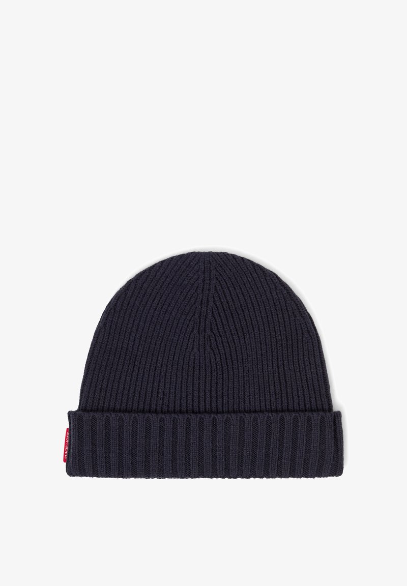Granatowa dziana czapka beanie z pionowym prążkowaniem i zawiniętym mankietem, z małą czerwoną metką z logo z boku.