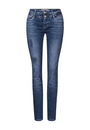Jeans attillati in denim blu scuro con toppe strappate. Chiusura a due bottoni e design standard a cinque tasche. Tessuto liscio, forma aderente.