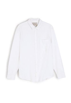 Biała koszula z długim rękawem z tkaniny o miękkiej powierzchni, z tradycyjnym kołnierzykiem, zapinana na guziki z przodu i jedną kieszonką na piersi.