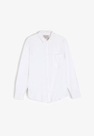 Biała koszula z długim rękawem z tkaniny o miękkiej powierzchni, z tradycyjnym kołnierzykiem, zapinana na guziki z przodu i jedną kieszonką na piersi.