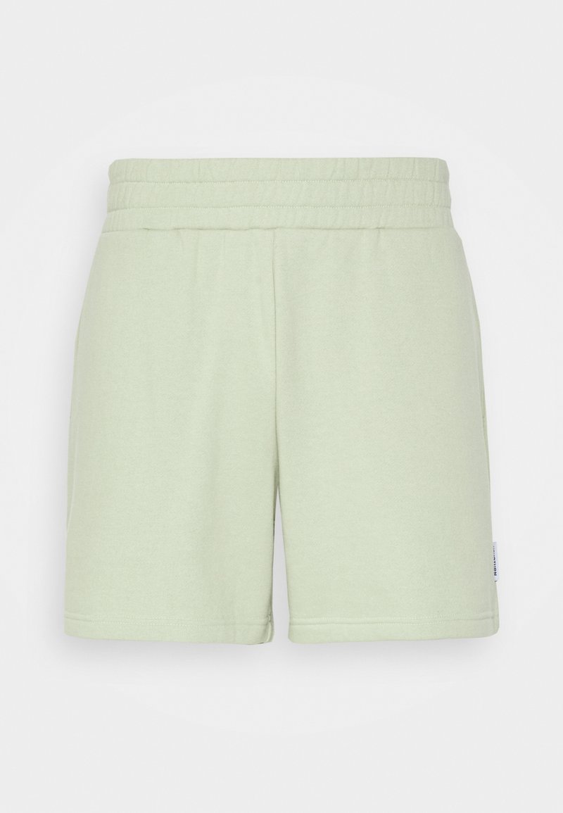 Shorts en coton vert clair avec une taille élastique, une texture lisse et une coupe droite. Comprend des poches latérales et une petite étiquette de marque.