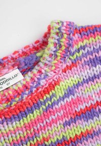 Sweter dzianinowy z wyrazistym, wielokolorowym wzorem w odcieniach różu, fioletu i zieleni, z okrągłym dekoltem i teksturowaną przędzą.