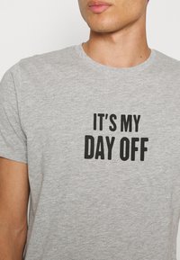 Brave Soul T-shirt estampada - grey marl/black