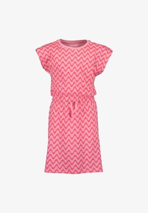 Robe en coton rose avec un motif ondulé, manches courtes à capuchon et taille élastique. Remarquable par son design léger et décontracté.