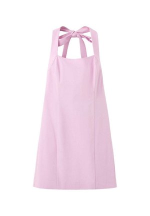Vestido rosa sin mangas con escote cuadrado y tirantes para atar en la espalda, de longitud hasta la rodilla, con textura de tela simple y lisa.