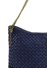 Navyblaue gewebte Lederhandtasche mit einer gewölbten Oberseite, goldener Kettenriemen und einem dezenten Logo-Anhänger für zusätzliche Details. Strukturiert Oberfläche über die gesamte Tasche.