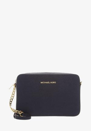 Námořnicky modrá Michael Kors psaníčko s řetízkovým zlatým popruhem a zlatým logem značky vpředu.