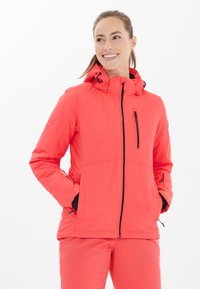 Korallfarbene wasserdichte Jacke mit durchgehendem Reißverschluss, verstellbarem Kapuzen und schwarzen Akzenten. Verfügt über zwei Seitentaschen und eine Brusttasche.