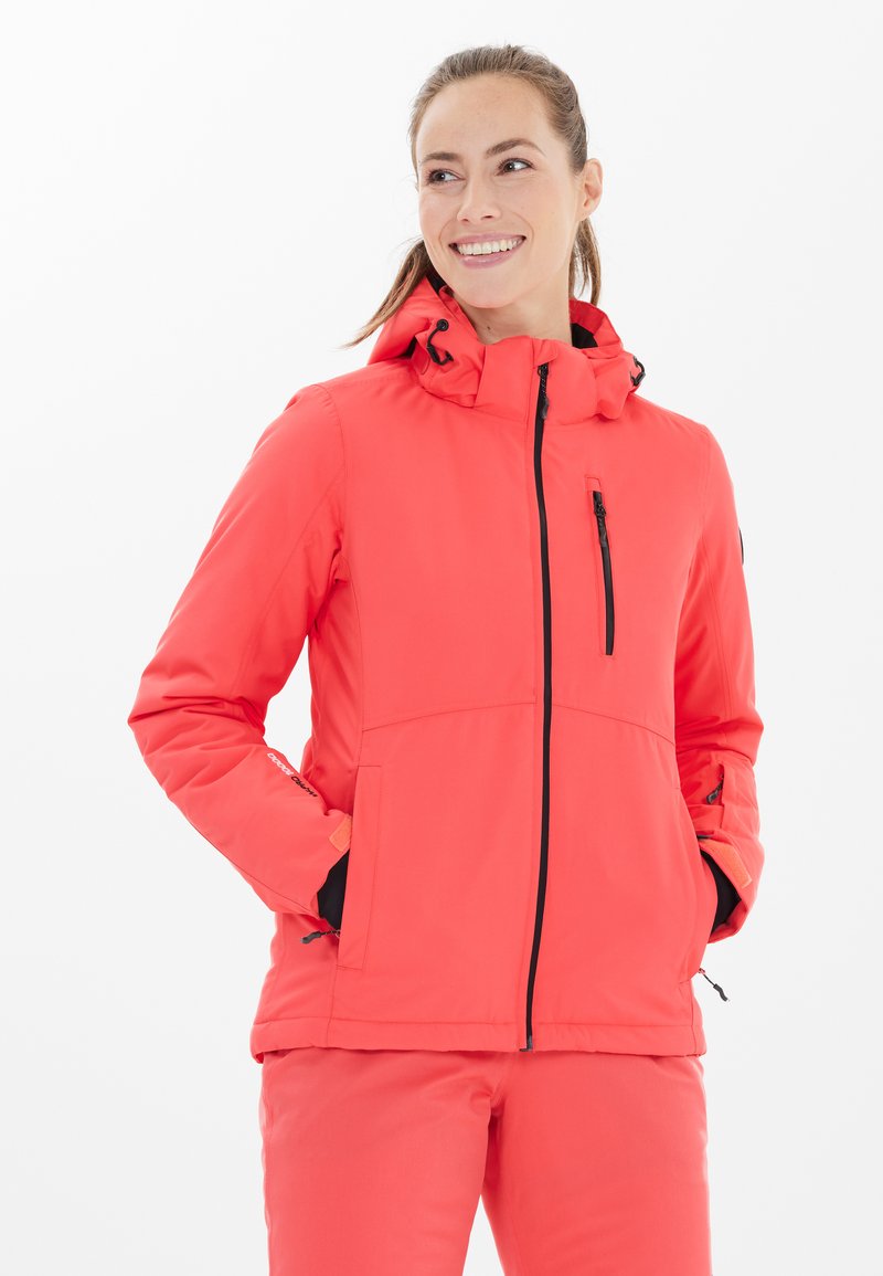 Korallfarbene wasserdichte Jacke mit durchgehendem Reißverschluss, verstellbarem Kapuzen und schwarzen Akzenten. Verfügt über zwei Seitentaschen und eine Brusttasche.