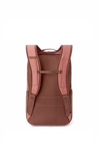 Mochila con una combinación de colores rosa y marrón, fabricada con un tejido duradero. Cuenta con correas acolchadas, hebillas ajustables y un acabado texturizado.