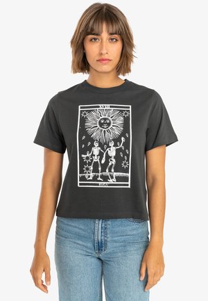 Gray cropped t-shirt featuring a white graphic print of a sun and two skeletons, highlighting bold outlines and a casual design.