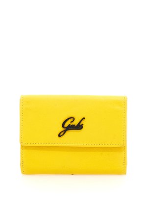 Portafoglio in pelle gialla con logo nero "Gabs" sulla patta anteriore, forma rettangolare e cuciture visibili lungo i bordi.