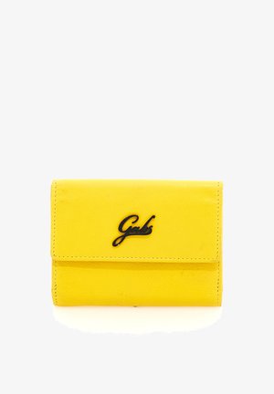 Portafoglio in pelle gialla con logo nero "Gabs" sulla patta anteriore, forma rettangolare e cuciture visibili lungo i bordi.