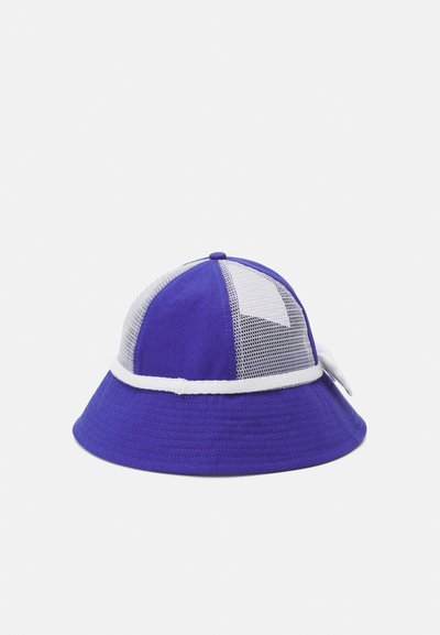 Chapéu de balde roxo com painéis de malha, detalhes brancos e uma coroa redonda. Feito de um tecido com uma superfície texturizada e uma aba larga.